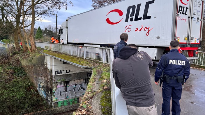 Der LKW fährt wieder über die Brücke