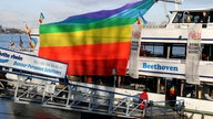 Bunter Protest auf dem Rhein