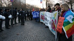 Auge in Auge: Polizisten und Demonstranten