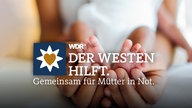 Babyfüßchen liegen in den Händen der Mutter