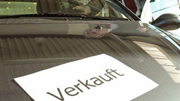 Zettel 'Verkauft' auf Motorhaube