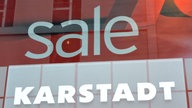 Schaufenster einer Karstadtfiliale mit der Aufschrift 'sale'