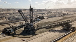 Ein Schaufelradbagger fördert im Braunkohletagebau Garzweiler Braunkohle.