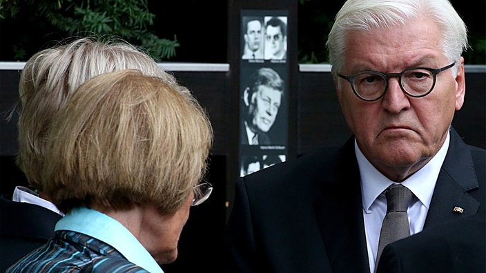 Bundespräsident Frank-Walter Steinmeier (r) am 05.09.2017 in Köln am Gedenkort des Schleyer-Enführung, zusammen mit Angehörigen