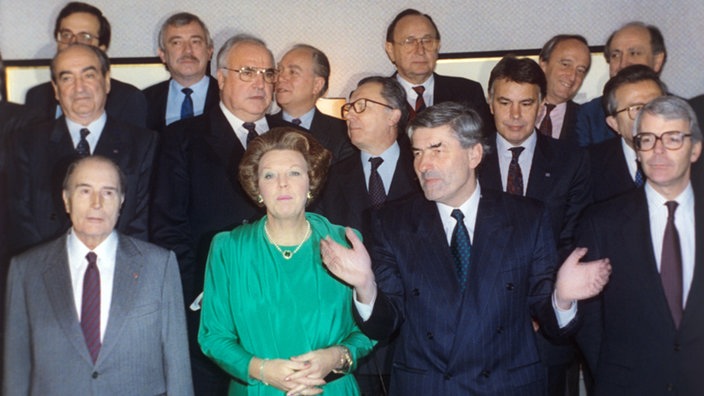 Zu Beginn des EG-Gipfels in Maastricht am 09.12.1991: (l-r) Francois Mitterrand, Königin Beatrix der Niederlande, Ruud Lubbers, John Major. Mitte: Konstantinos Mitsotakis, Helmut Kohl, Jacques Delors, Felipe Gonzalez, Giulio Andreotti. Hinten: Andonis Samaras, Uffe Ellemann Jensen, Mark Eyskens, Hans-Dietrich Genscher, Westendorp, Collins.