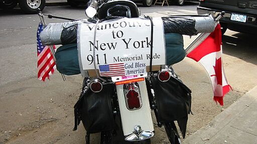 Harley Davidson mit der kanadischen und amerikanischen Flagge