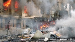 Rauchwolken und Feuer im Pentagon in Washington am 11.09.2001, nachdem dort ein zuvor von Terroristen entführtes Linienflugzeug eingeschlagen ist