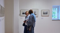 Zwei Frauen in der Ausstellung "Fotos von der Westfront"