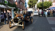 Oldtimer Ford T auf dem Marktplatz von Euskirchen wird von Passanten bestaunt