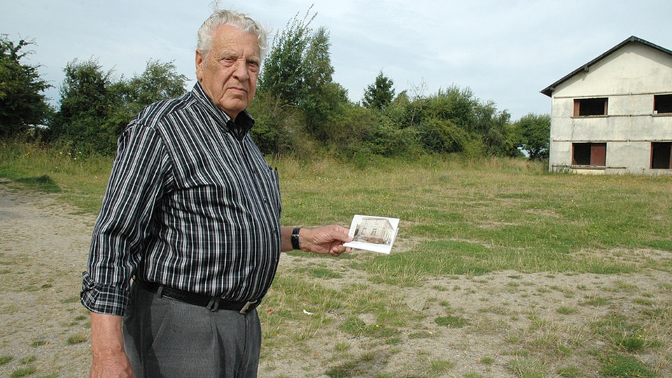 Franz-Josef Sistig mit einem Foto in der Hand