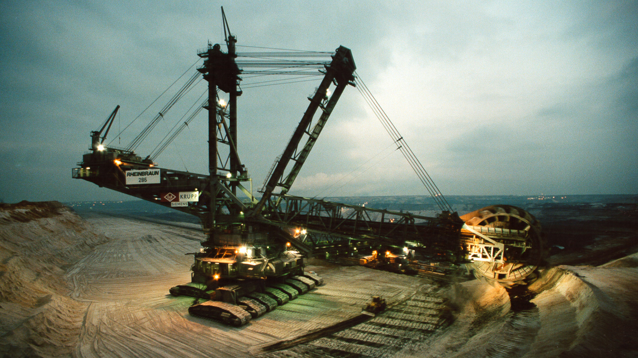 Schaufelradbagger in der Dämmerung im Braunkohlentagebau Garzweiler I der Rheinbraun AG