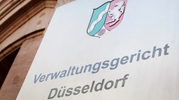 Schild am Eingang des Verwaltungsgericht in Düsseldorf