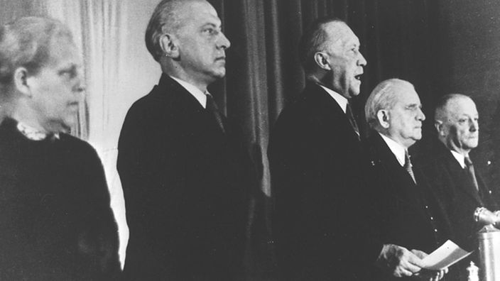 Kanzler Konrad Adenauer verkündet am 23. Mai 1949 das Grundgesetz