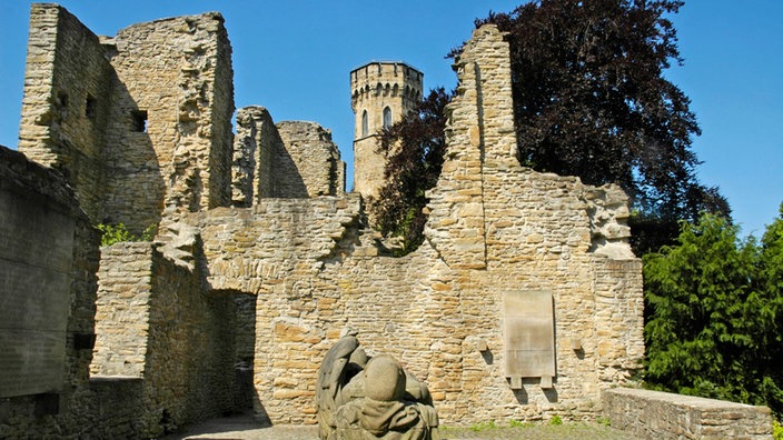 Kriegerdenkmal in der Burgruine mit dem Vincketurm