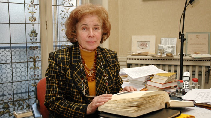 Beate Klarsfeld in ihrem Büro in Paris