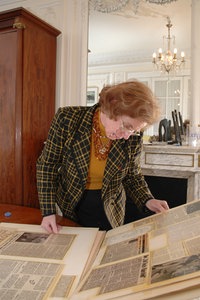 Beate Klarsfeld sieht in ihrem Pariser Büro Zeitungsausschnitte über ihre Aktionen durch