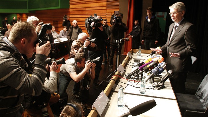 Oberstaatsanwalt Horst Bien spricht  in Duisburg  vor Beginn der Pressekonferenz in der Rheinhausenhalle mit den Journalisten