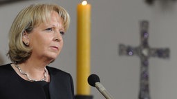 NRW-Ministerpräsidentin Hannelore Kraft spricht auf Trauerfeier für die Opfer der Loveparade