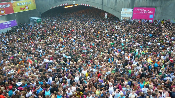 Großes Gedränge am unteren Ende der Rampe, die zum Festivalgelände der Loveparade führt.