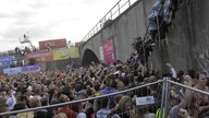 Loveparade-Besucher versuchen eine Treppe zu erreichen