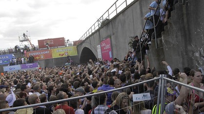 Loveparade-Besucher versuchen eine Treppe zu erreichen