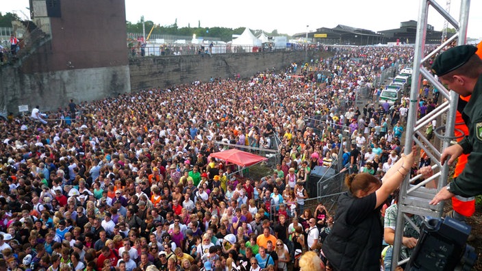 Gedränge auf der Rampe zum Loveparade-Gelände