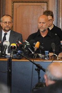 Duisburgs OB Adolf Sauerland, Loveparade-Veranstalter Rainer Schaller, stellv. Polizeipräsident von Duisburg Detlef von Schmeling sowie Ordnungsdezernent und Leiter des Krisenstabs Wolfgang Rabe (r-l) am Sonntag (25.07.10) bei einer Pressekonferenz auf dem Podium.