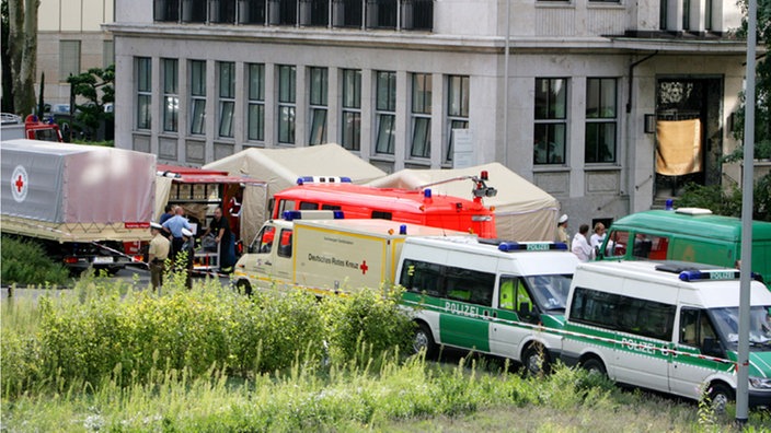 Polizeiwagen und Zelte am Tatort