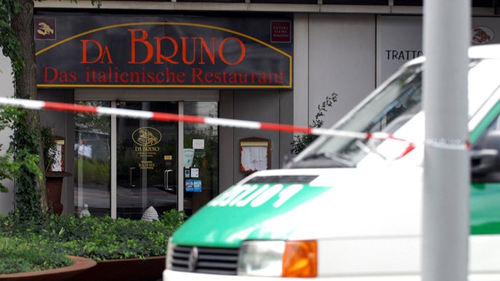 Polizeibulli vor Pizzeria