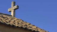 Dach einer Kirche mit Kreuz