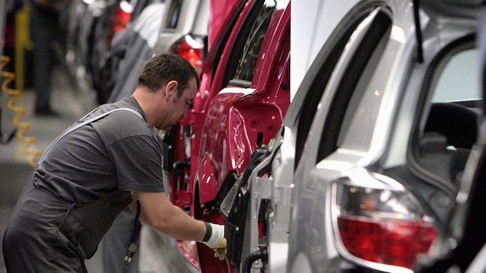 Ein Opel-Mitarbeiter arbeitet im Bochumer Werk an einen Opel Astra