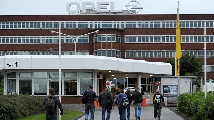 Mitarbeiter auf dem Weg zur Arbeit bei Opel 