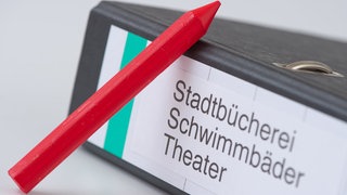 Rotstift vor Aktenordner