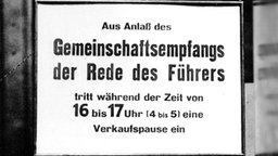 Schild mit der Aufschrift " Gemeinschaftsempfang der Rede des Führers"