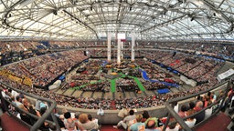 Singende Menschen in der Schalke-Arena