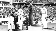 Jesse Owens während einer Siegerehrung der 11. Olympischen Spiele 1936