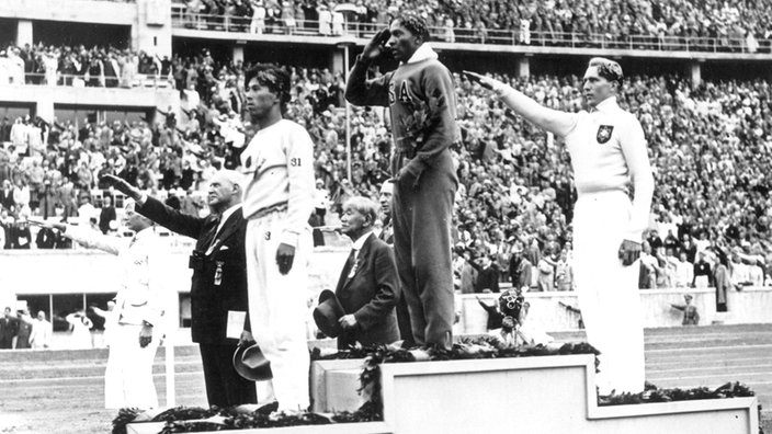 Jesse Owens während einer Siegerehrung der 11. Olympischen Spiele 1936