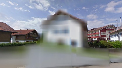 Bildschirmfoto zeigt ein unkenntlich gemachtes Haus