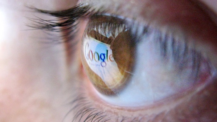 Logo von Google spiegelt sich in einem Auge