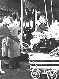 Frau mir Kinderwagen auf Sterkrader Kirmes, 1954