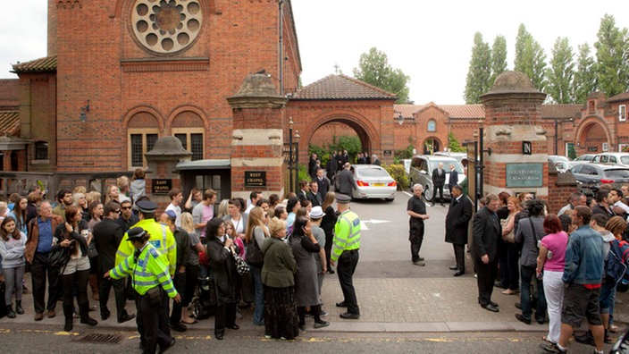 Eine Menschenmenge sammelt sich vor dem Golders Green Krematorium