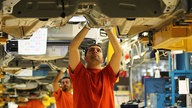 Ford-Arbeiter montiert einen Fiesta