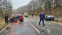 Zwei durch einen Autounfall zerstörte Wagen auf einer Straße. 