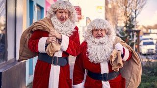 Wolfgang (Ludger Pistor) und Günther (Armin Rohde, r) ermitteln im Kostüm.