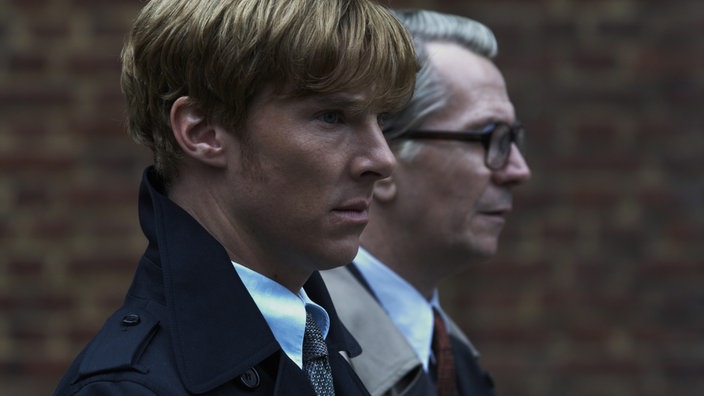 Der britische Geheimdienstler George Smiley (Gary Oldman, re.) lässt seinen ehemaligen Kollegen Peter Guillam (Benedict Cumberbatch) nach einer undichten Stelle suchen.