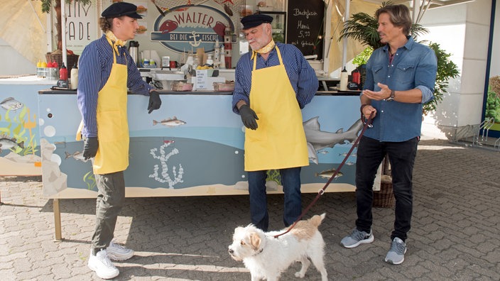 Ben (Hakim Michael Meziani, r.) und Walter (Ludger Burmann, M.) sorgen sich um Anton (Jean-Luc Caputo, l.), der ständig mies gelaunt ist.