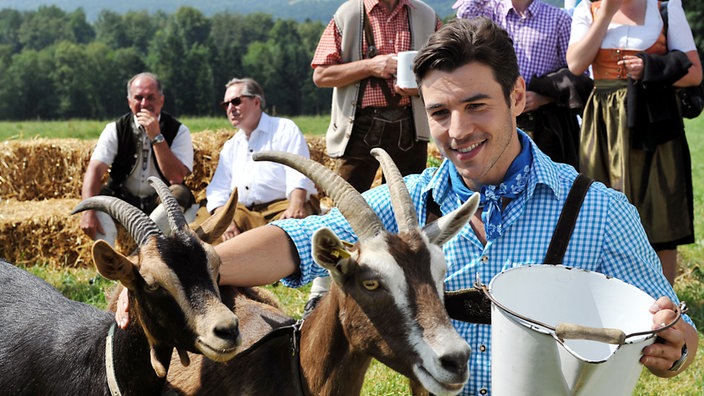 Beim Wettbewerb "Das Gesicht Bayerns" versucht Goran (Saša Kekez) die Ziegen mit seinem Gesang zu beruhigen (mit Komparsen).