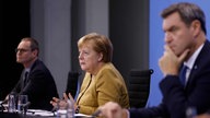 Bundeskanzlerin Angela Merkel (CDU) mit den Länderchefs Michael Müller (l., SPD/Berlin) und Markus Söder (r., CSU/Bayern) während der Pressekonferenz. 