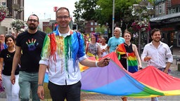 Christian Karus, Vorstand des Vereins DUPride e.V. während des Christopher-Street Day 2023 in Duisburg.