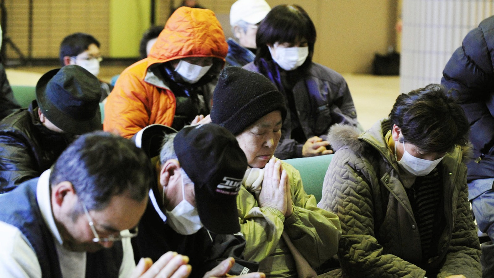 Japaner beten im März 2011 in der Stadt Fukushima